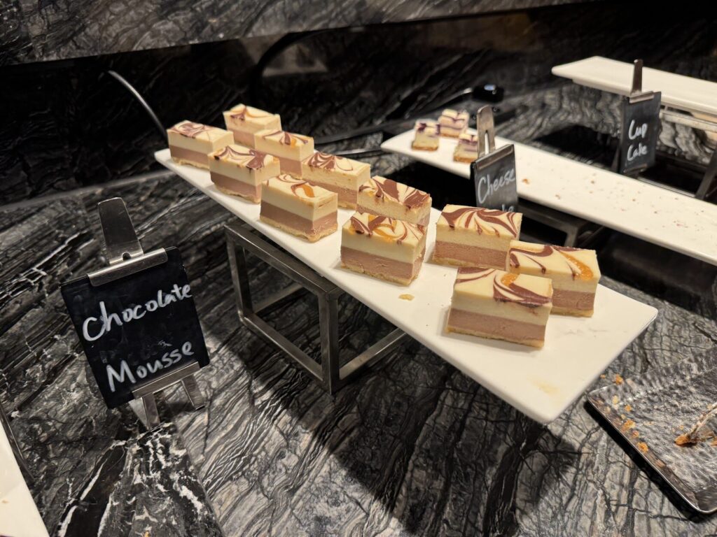 香港スカイシティマリオット、ラウンジ、夕食、プラチナ、特典、ケーキ、チョコ、ムース