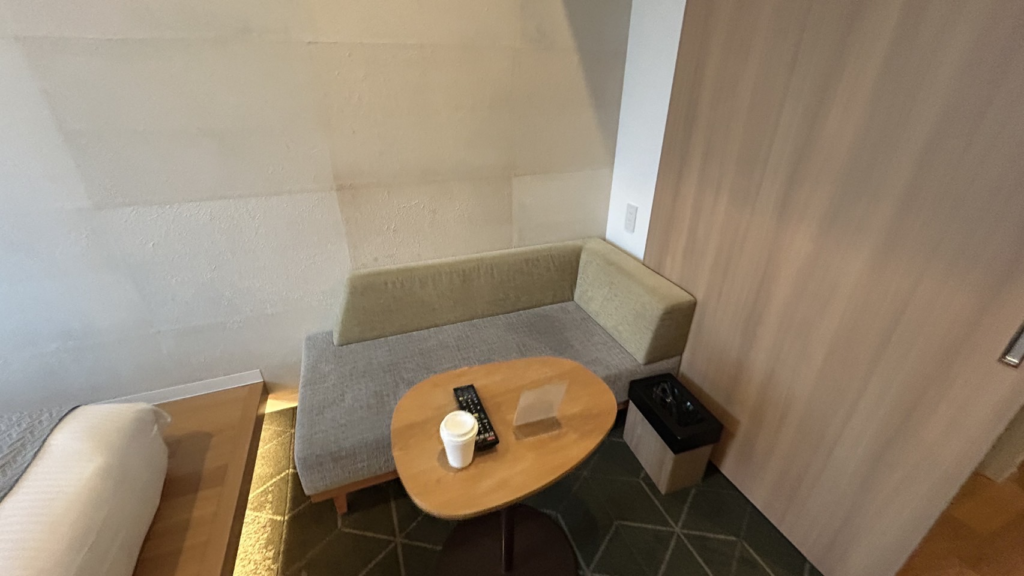 ホテルクラッド、お部屋、ベッド、ソファ