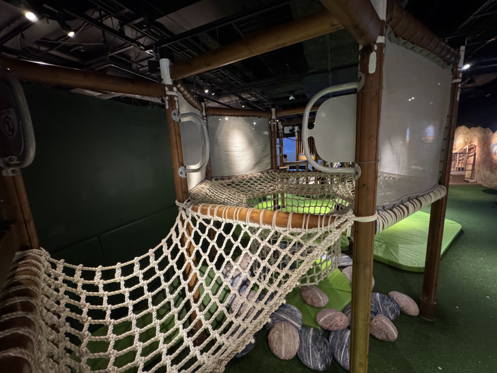東京、立川、ドコドコ、高島屋、屋内・冒険の島、草原エリア、きのこのツリーデッキ